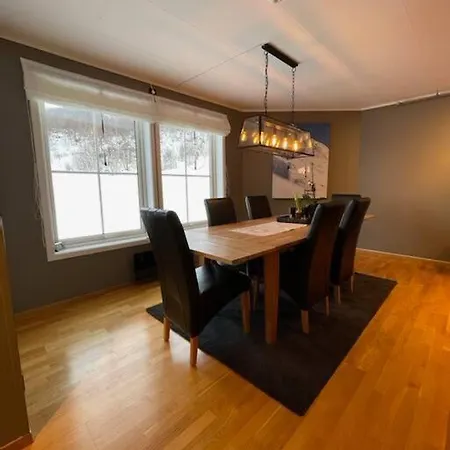 I - 4 Soverom, 2 Stuer Og 2 Bad *