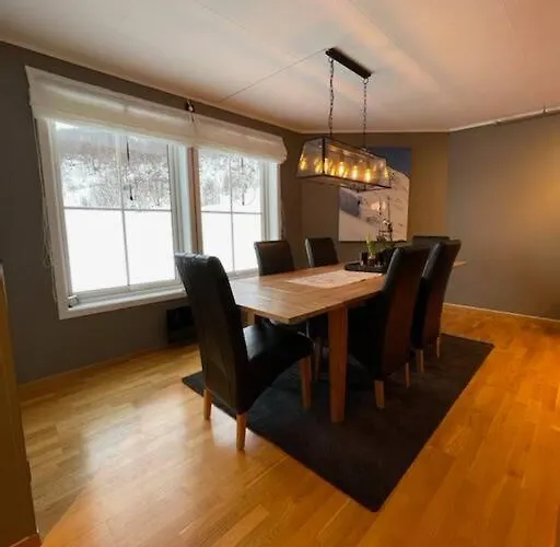 I - 4 Soverom, 2 Stuer Og 2 Bad *